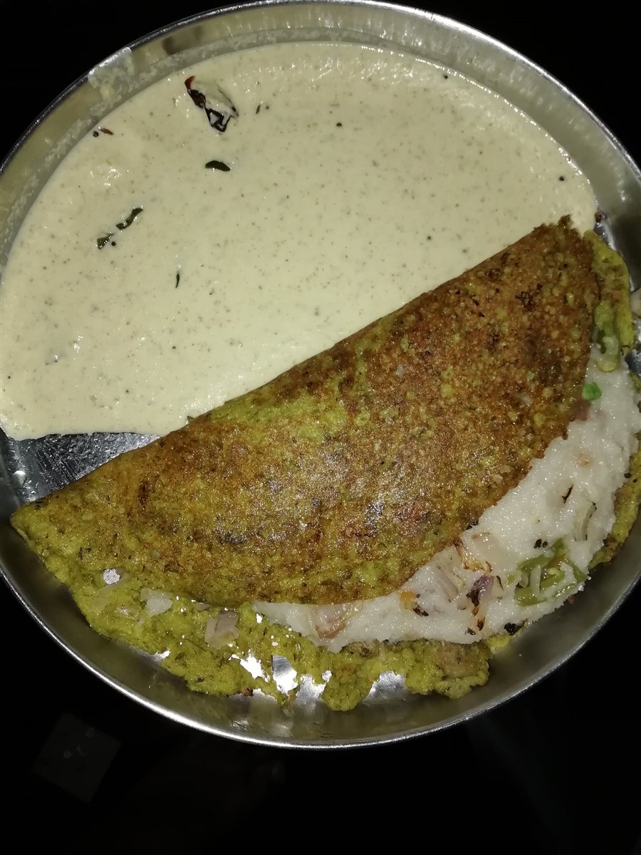 Andhra pesarattu with upma and ginger chutney
